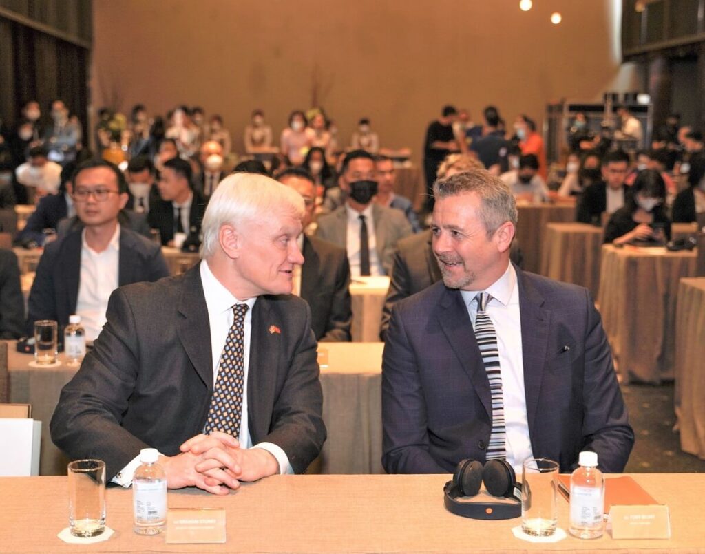 Nghị sĩ Graham Stuart, Đặc phái viên thương mại của Thủ tướng Anh tại Việt Nam, Campuchia và Lào trò chuyện với ông Toby Blunt, Đối tác cấp cao của Foster + Partners tại buổi ký kết