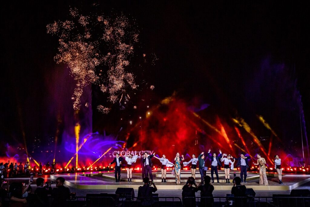 Màn biểu diễn kết hợp đầy cảm xúc giữa Bằng Kiều - Thu Phương - Hà Anh Tuấn kết hợp nhạc nước và pháo hoa rực rỡ đánh dấu thời khắc đầu tiên của năm mới 2023